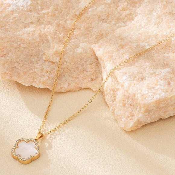 NWT Elegant Lucky Clover Pendant
Women Necklace Rhinestones ❤️ SAME DAY SHIPPING - Picture 3 of 6